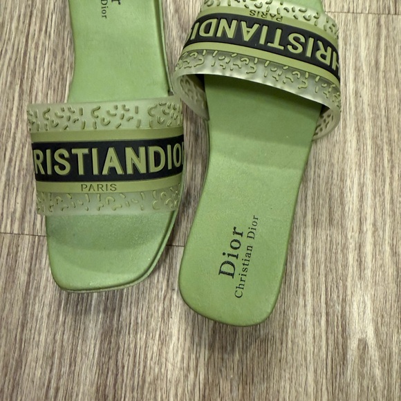 “Dior” slides - Picture 4 of 5